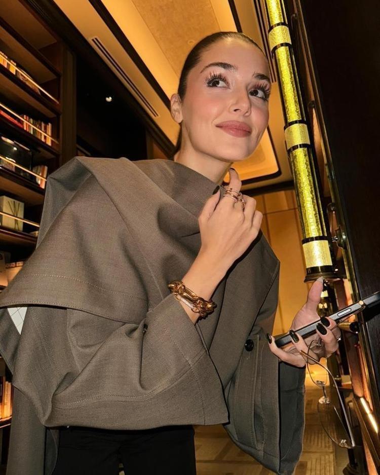 Hande Erçele VIP jest Hakan Sabancı arabada öpücüklere boğdu