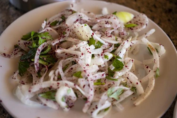 SUMAKLI SOĞAN SALATASI TARİFİ