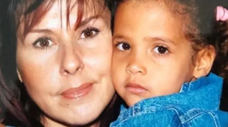 Annesi şarkıcı Nilüfer babası Reha Muhtar... 23 yaşındaki Ayşe Nazlı güzelliğiyle ilgi odağı oldu