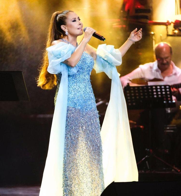 Annesi şarkıcı Nilüfer babası Reha Muhtar... 23 yaşındaki Ayşe Nazlı güzelliğiyle ilgi odağı oldu