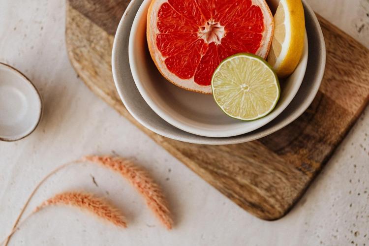 Tabak dolusu yiyince vücudu C vitaminine doyuruyor Kabızlığın adını bile unutturan meyve: Bağırsakları motor gibi coşturuyor