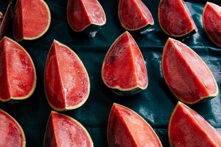 Tabak dolusu yiyince vücudu C vitaminine doyuruyor Kabızlığın adını bile unutturan meyve: Bağırsakları motor gibi coşturuyor
