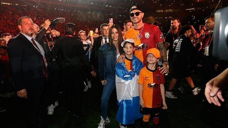 Icardi ile şarkı söylemişti Simge Sağından Beşiktaşlıları kızdıracak sözler