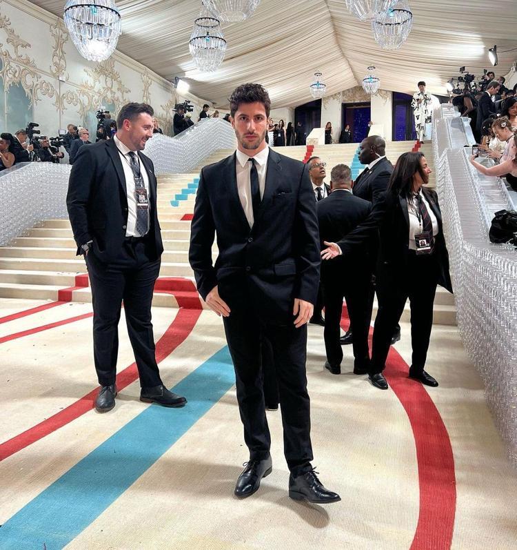 Göz alıcı tasarımlar, skandallar, iddialar… Met Gala yine rüzgarlar estirdi