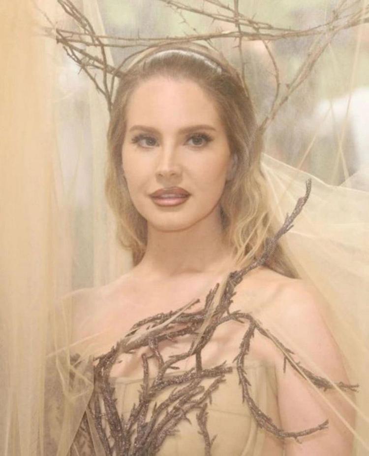 İKONİK GÖRÜNTÜSÜYLE LANA DEL REY