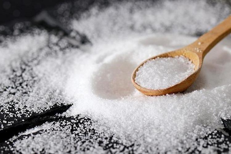 Yemeklere avuç avuç katıyoruz ama böbrekleri diyalize sürüklüyor Ömürden 10 yıl götürüp mide kanserine neden oluyor