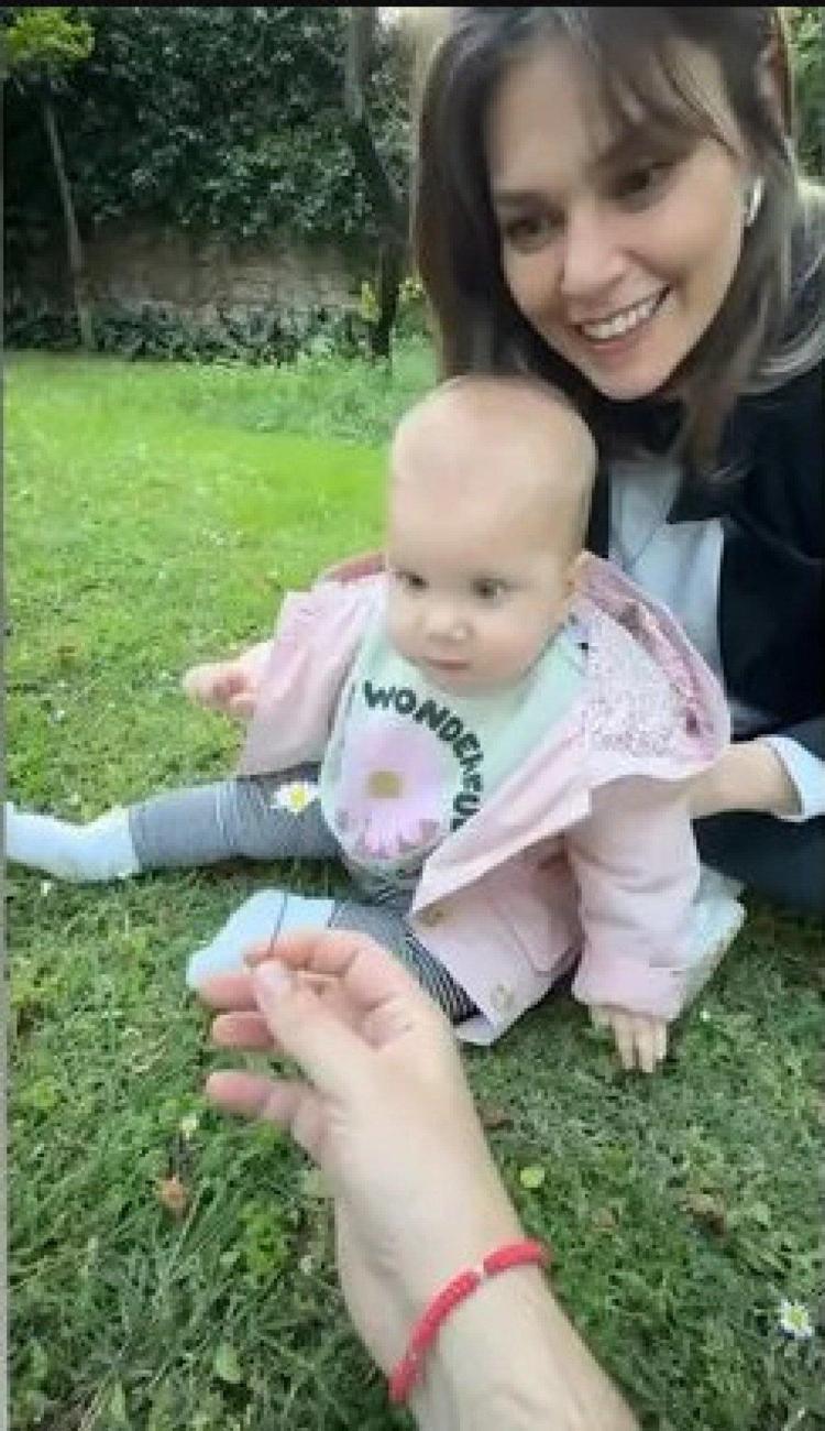 Taze anne Aslı Enver minik bebeğini paylaştı