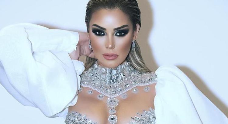 Fit haliyle göz kamaştıran Petek Dinçöz yıllara meydan okuyor