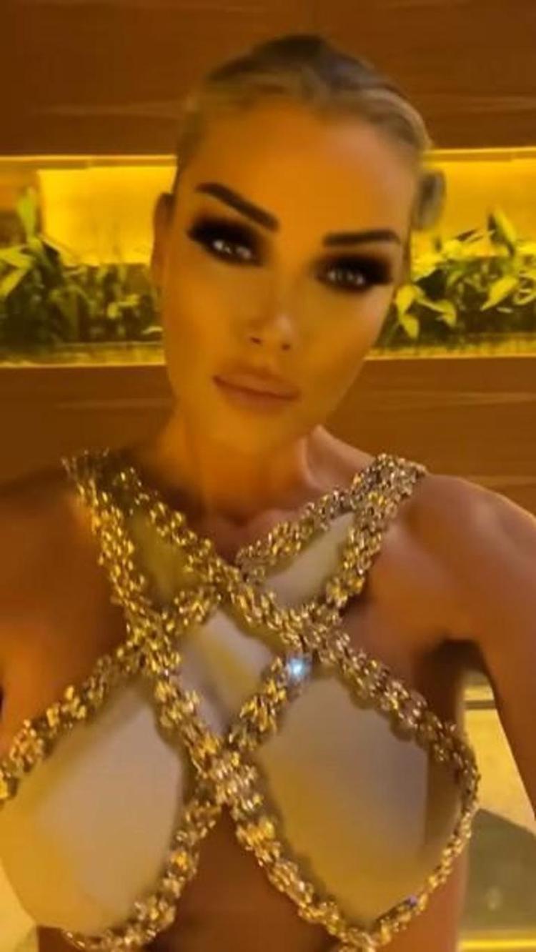 Fit haliyle göz kamaştıran Petek Dinçöz yıllara meydan okuyor