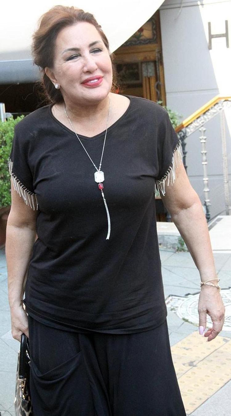 Nükhet Duru: Evde temizlik yaparken tayt giyersin