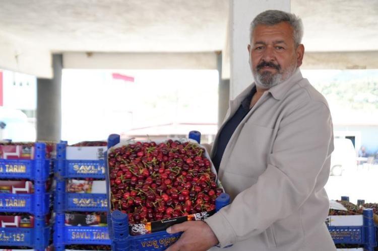 Bu kiraz burada 45 liradan alıyorlar, İstanbulda bu kiraz 200 TL