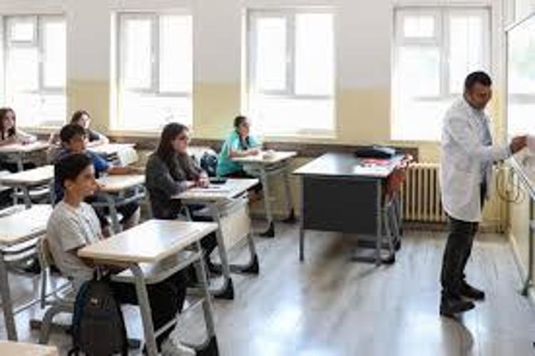Öğretmen adaylarının gözü o tarihte 20 bin sözleşmeli öğretmen atamasında başvuru tarihi belli oldu mu Başvuru şartları nelerdir