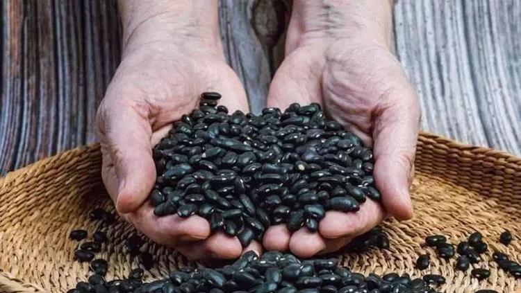 Bunu yiyen 100 yaşına kadar yaşıyor Uzmanlar ısrarla öneriyor: Süt ve yumurtadan daha fazla kalsiyum içeriyor, Alzheimer ve Parkinson tedavisinin olmazsa olmazı, saç dökülmesine bire bir