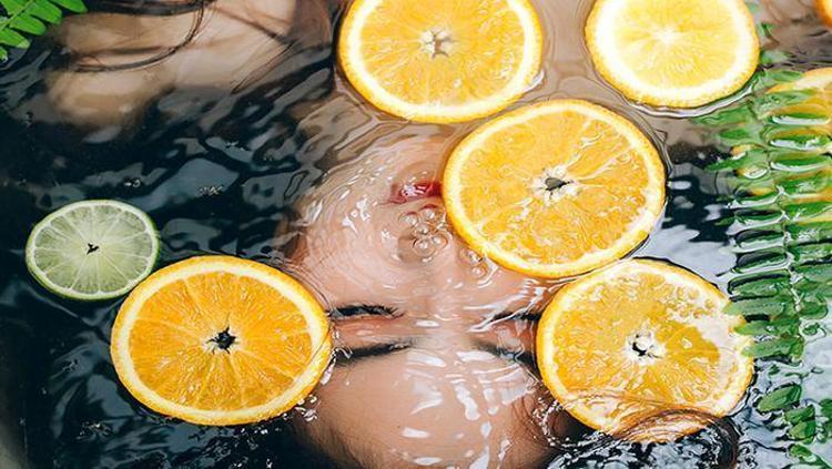 1 kaşık yiyen 1 kutu kolajen içmiş kadar oluyor Takviye ürünleri çöpe attıran besin: Hücreleri onarıp, kırışıklıkları ütü gibi düzleştiriyor