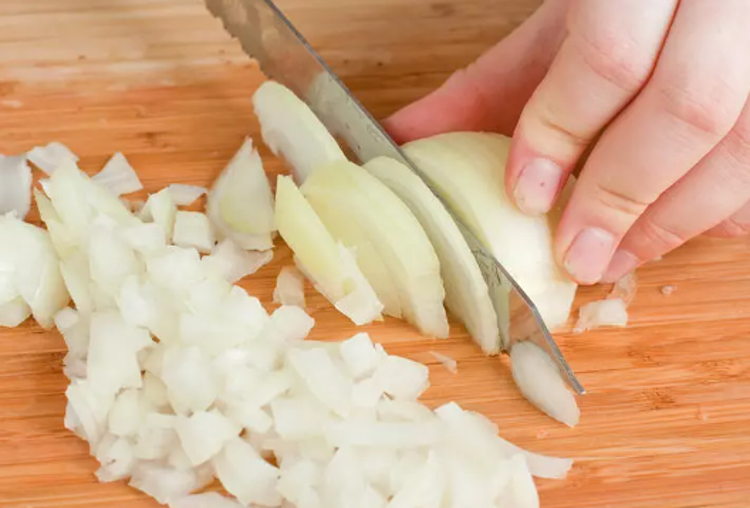 Kafaya değdiği anda 4 saatte saç fışkırtıyor Sadece 3 malzemeyle dökülen saçları geri getiren karışım