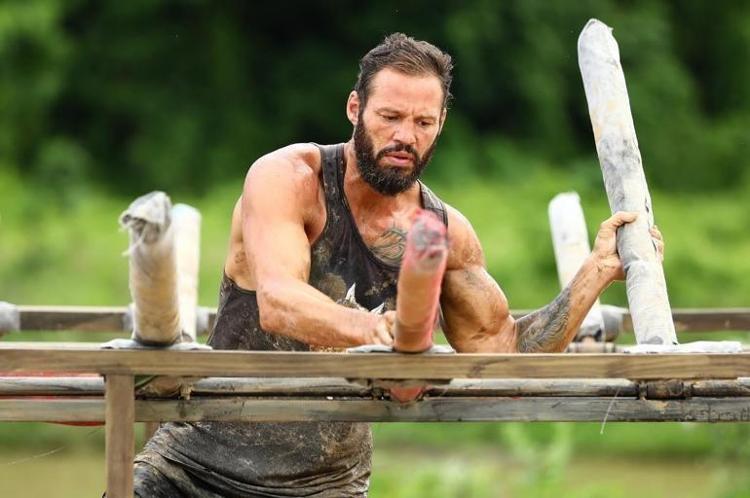 Avatar Atakan merakları giderdi Survivorda tuvalet bölgesinde Sercana denk geldi