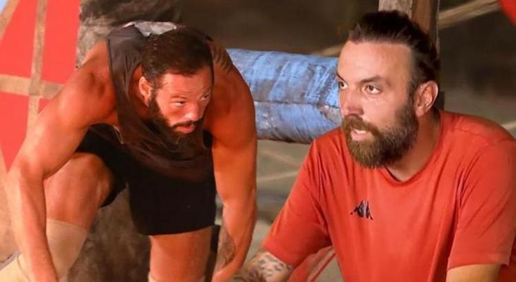 Avatar Atakan merakları giderdi Survivorda tuvalet bölgesinde Sercana denk geldi