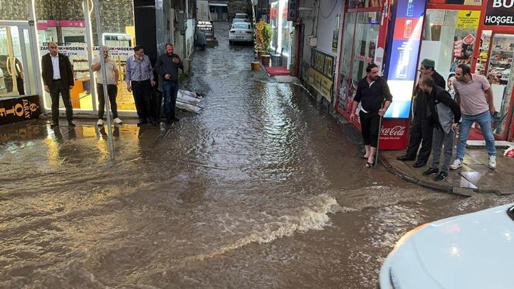 Gök gürültülü sağanak yağışlar geliyor Meteoroloji birçok il için kuvvetli rüzgar uyarısında bulundu