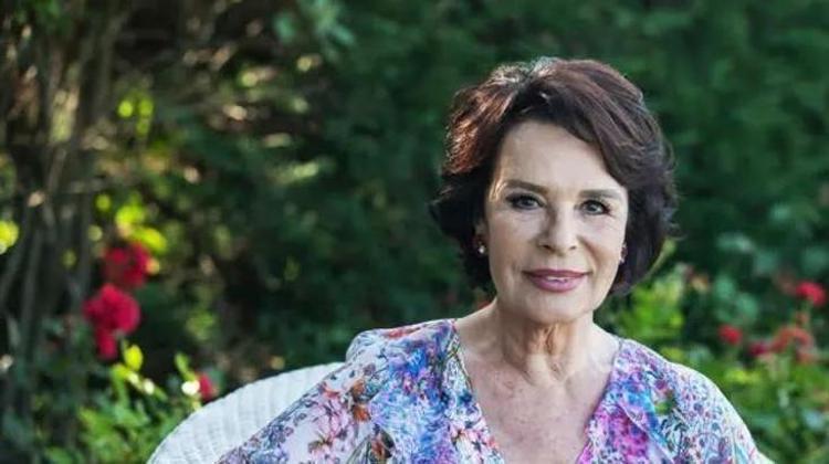 Acısıyla tatlısıyla 56 yılı bir yastıkta geçirdiler Usta sanatçı Hülya Koçyiğitin eşi Fenerbahçenin yıldız futbolcusunun büyük aşk hikayesi