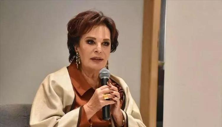 Acısıyla tatlısıyla 56 yılı bir yastıkta geçirdiler Usta sanatçı Hülya Koçyiğitin eşi Fenerbahçenin yıldız futbolcusunun büyük aşk hikayesi