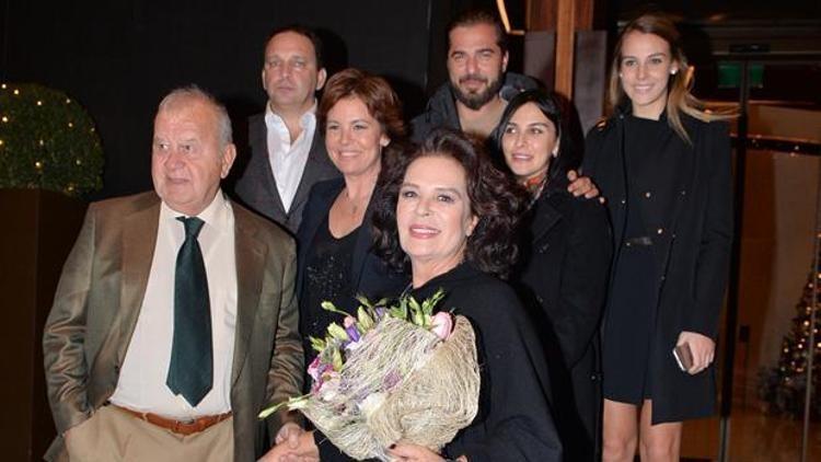 Acısıyla tatlısıyla 56 yılı bir yastıkta geçirdiler Usta sanatçı Hülya Koçyiğitin eşi Fenerbahçenin yıldız futbolcusunun büyük aşk hikayesi