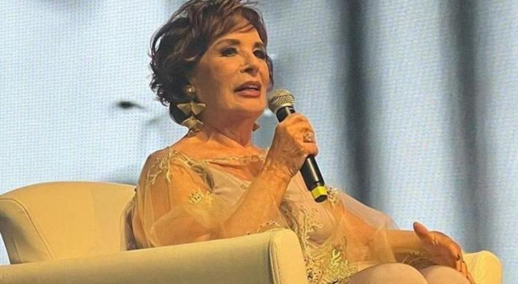 Acısıyla tatlısıyla 56 yılı bir yastıkta geçirdiler Usta sanatçı Hülya Koçyiğitin eşi Fenerbahçenin yıldız futbolcusunun büyük aşk hikayesi