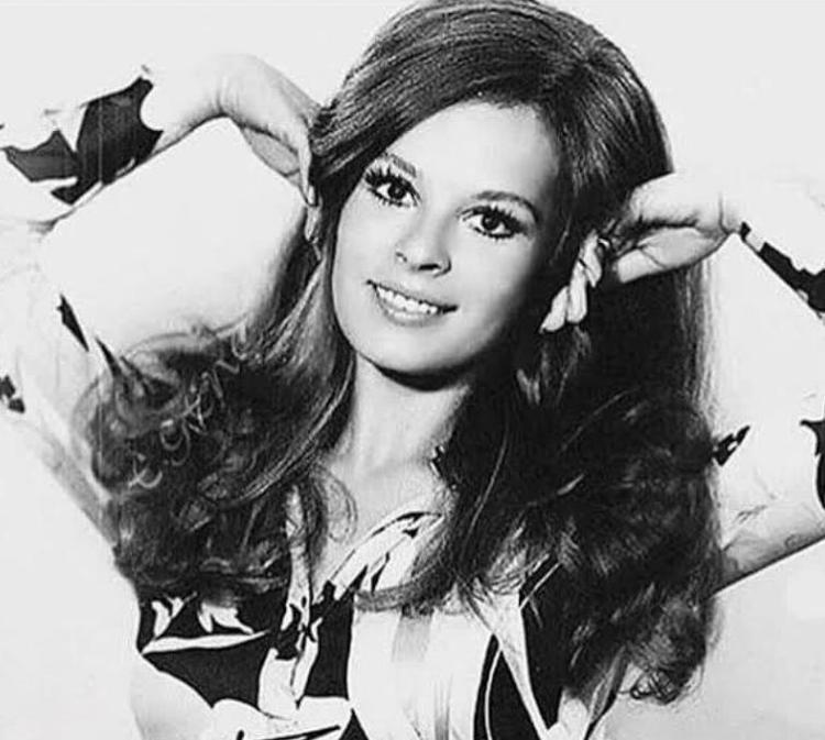 Acısıyla tatlısıyla 56 yılı bir yastıkta geçirdiler Usta sanatçı Hülya Koçyiğitin eşi Fenerbahçenin yıldız futbolcusunun büyük aşk hikayesi