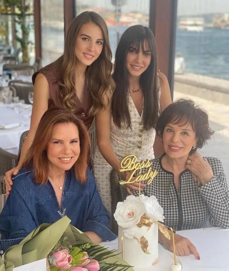 Acısıyla tatlısıyla 56 yılı bir yastıkta geçirdiler Usta sanatçı Hülya Koçyiğitin eşi Fenerbahçenin yıldız futbolcusunun büyük aşk hikayesi