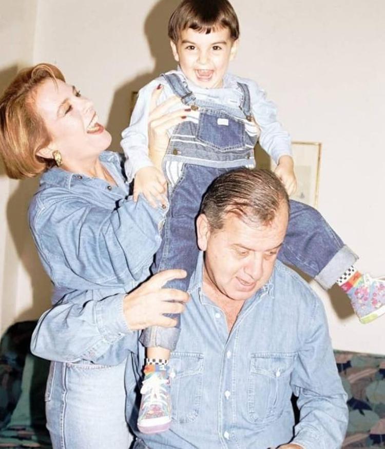 Acısıyla tatlısıyla 56 yılı bir yastıkta geçirdiler Usta sanatçı Hülya Koçyiğitin eşi Fenerbahçenin yıldız futbolcusunun büyük aşk hikayesi