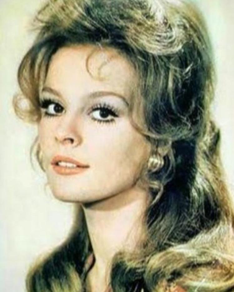 Acısıyla tatlısıyla 56 yılı bir yastıkta geçirdiler Usta sanatçı Hülya Koçyiğitin eşi Fenerbahçenin yıldız futbolcusunun büyük aşk hikayesi