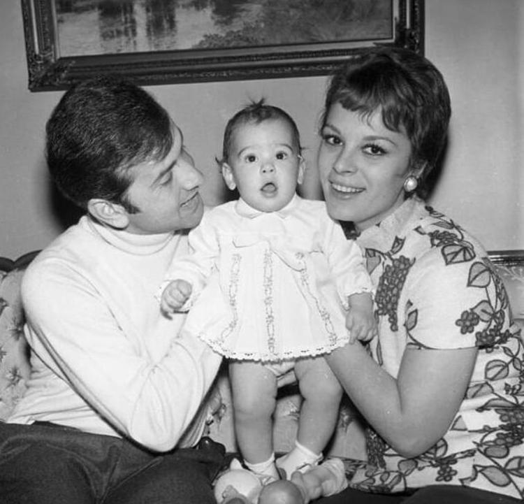 Acısıyla tatlısıyla 56 yılı bir yastıkta geçirdiler Usta sanatçı Hülya Koçyiğitin eşi Fenerbahçenin yıldız futbolcusunun büyük aşk hikayesi