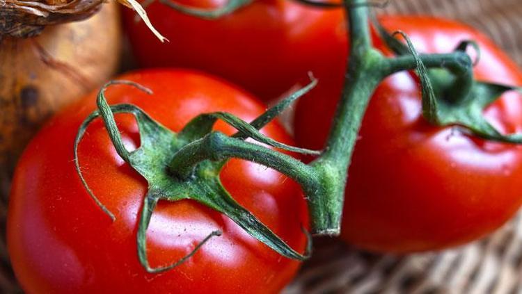 DOMATESİN İÇERİSİNDEKİ POTASYUM KALP SAĞLIĞINI DESTEKLİYOR