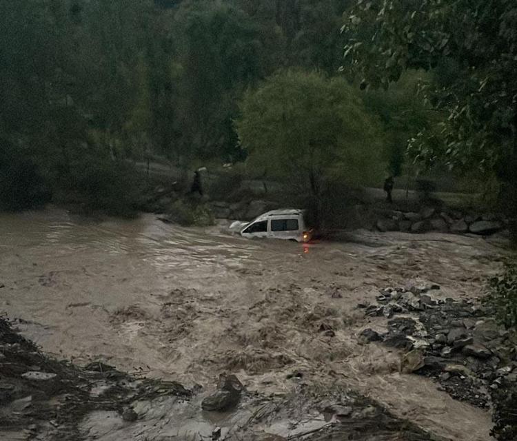 Sağanak yağış nedeniyle heyelan hafif ticari aracı Tortum Çayına sürükledi; 3 kişi kurtuldu, anne öldü, çocuğu kayboldu
