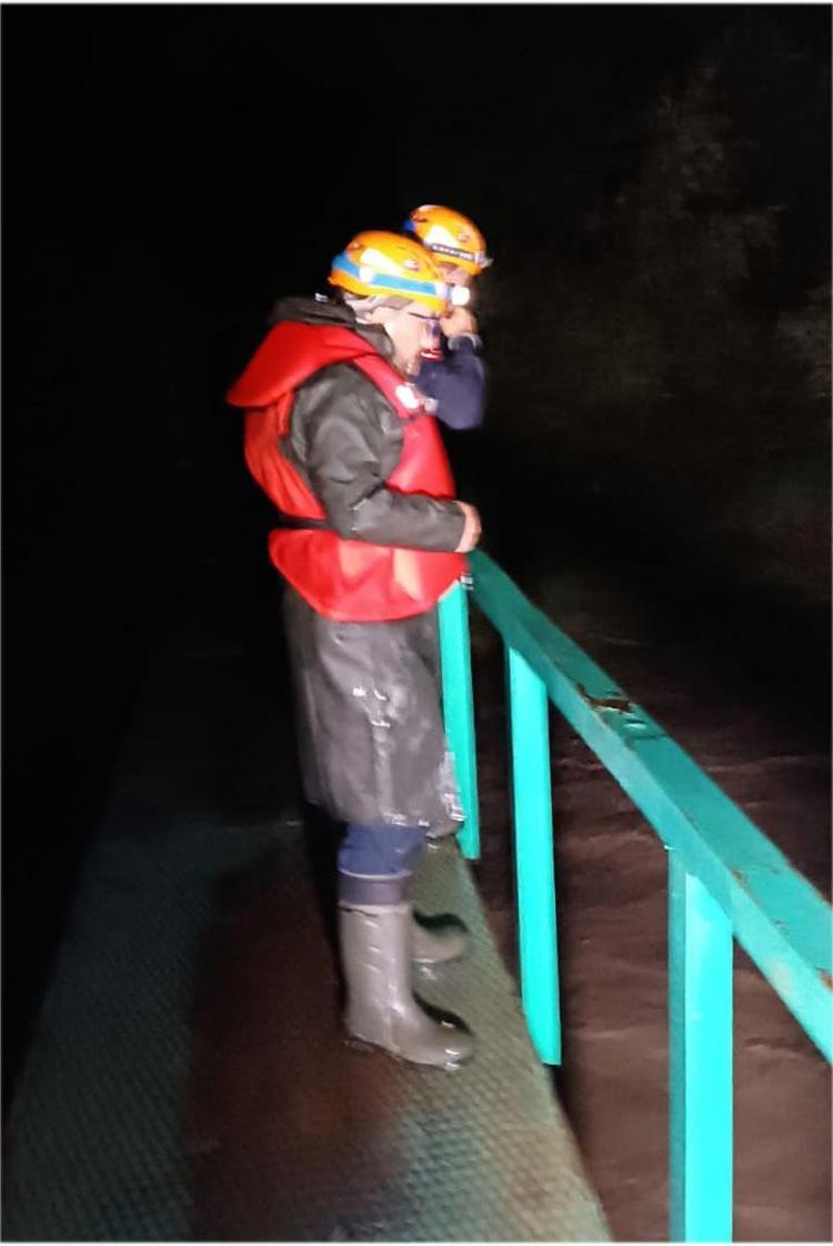 Sağanak yağış nedeniyle heyelan hafif ticari aracı Tortum Çayına sürükledi; 3 kişi kurtuldu, anne öldü, çocuğu kayboldu