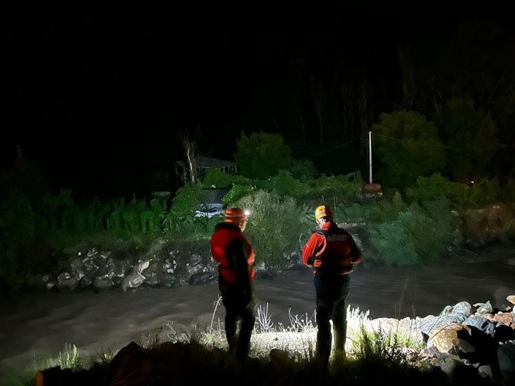 Sağanak yağış nedeniyle heyelan hafif ticari aracı Tortum Çayına sürükledi; 3 kişi kurtuldu, anne öldü, çocuğu kayboldu
