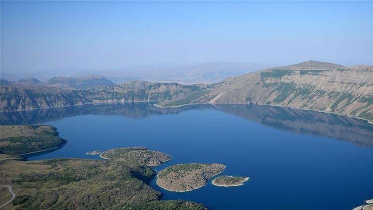 Nemrut Krater Gölü’nü ziyarete gittiler saldırıya uğradılar Korku dolu anlar vatandaşın kamerasına an be an yansıdı