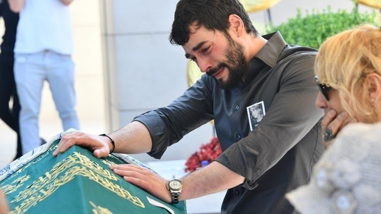 Annesinin son yolculuğunda gözyaşlarını tutamadı Akın Akınözünün acı günü