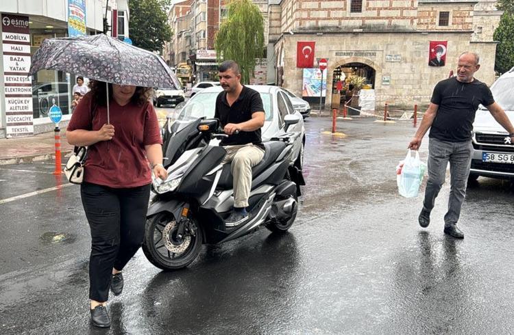 SAĞANAK TEKİRDAĞDA ETKİLİ OLDU EDİRNE İÇİN UYARI GELDİ