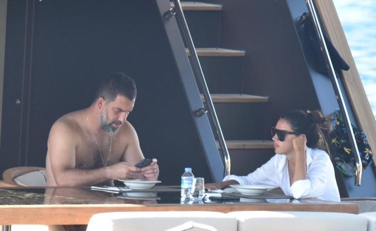 Arda Turan, yatını Cennet Koyuna demirledi Ailecek keyifteler