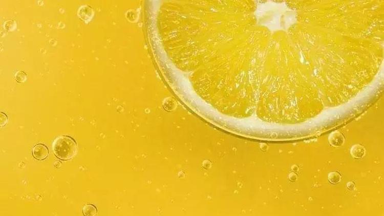 Banyo suyunuza birkaç damla ekleyin Sivilce ve siyah noktaların kökünü kazıyor: C vitamini ile cildi aydınlatıyor