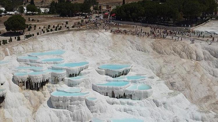 TÜRKİYE’NİN NARİN GÜZELLİĞİ: PAMUKKALE TRAVERTENLERİ