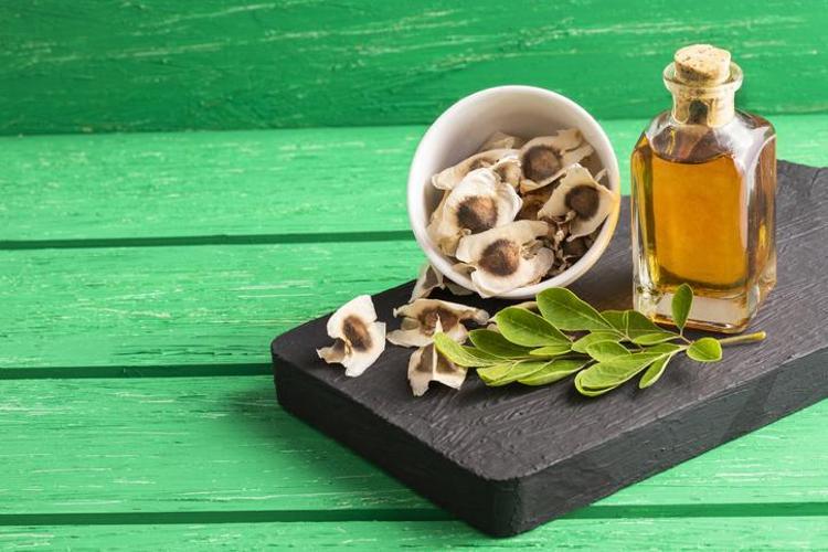 CİLT TONUNU DÜZGÜNLEŞTİRİR