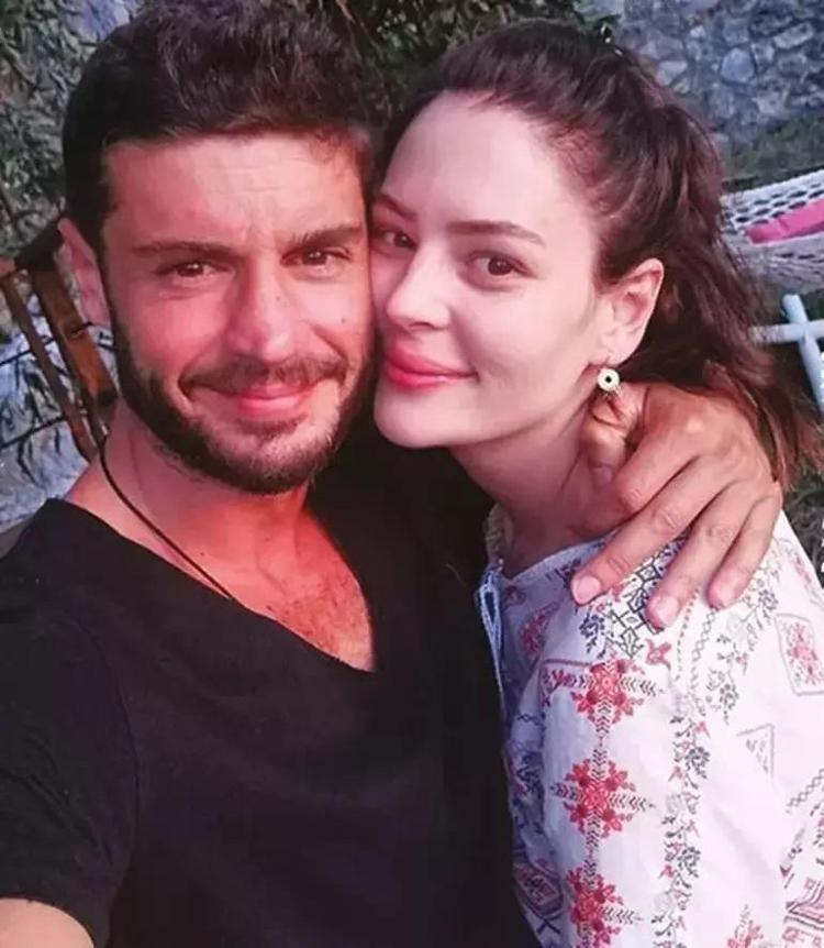 Bebekten sonra ilk tatil Taze anne havuzun keyfini sürdü