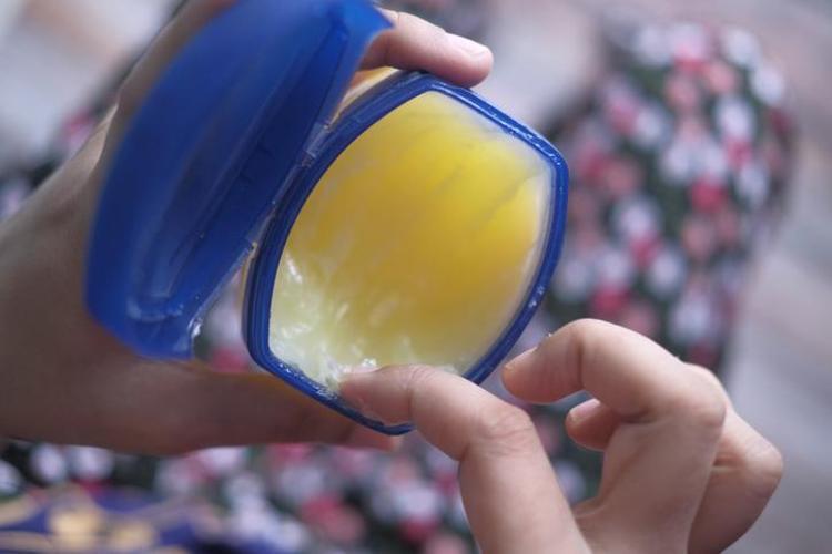 Meğer çare gözümüzün önündeymiş 5 dakika bekletince egzama, mantar ve topuk nasırını ciltten kazıyor, cildi pamuk gibi yapıyor