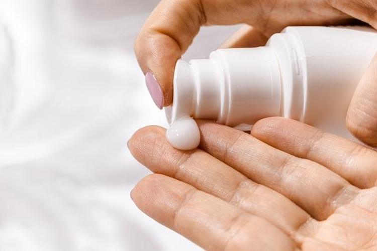 Meğer çare gözümüzün önündeymiş 5 dakika bekletince egzama, mantar ve topuk nasırını ciltten kazıyor, cildi pamuk gibi yapıyor