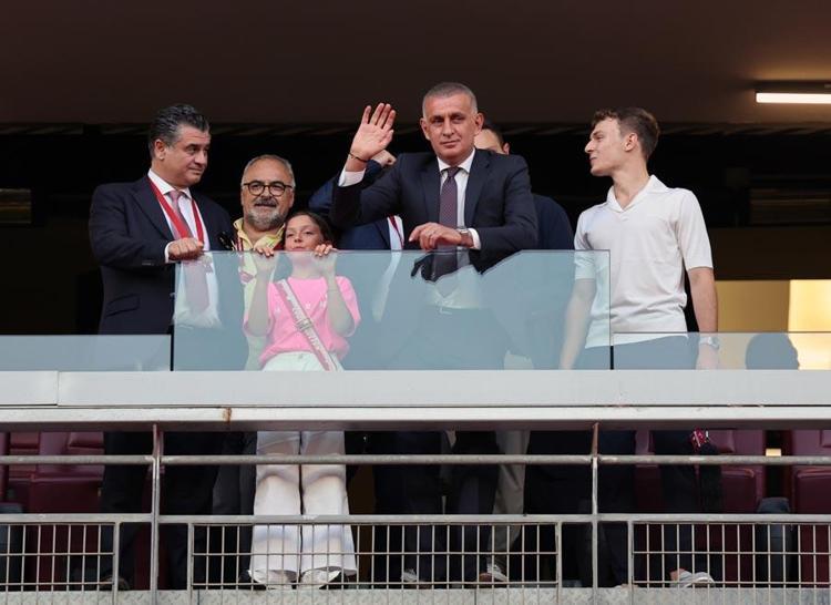 HACIOSMANOĞLU VE MONTELLA TRİBÜNDEN TAKİP ETTİ