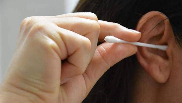 Herkes bu hatayı yapıyor Kulağı temizleyeyim derken işitme kaybına neden oluyor: Kulak temizleme çöpünün bilinçsiz kullanımı