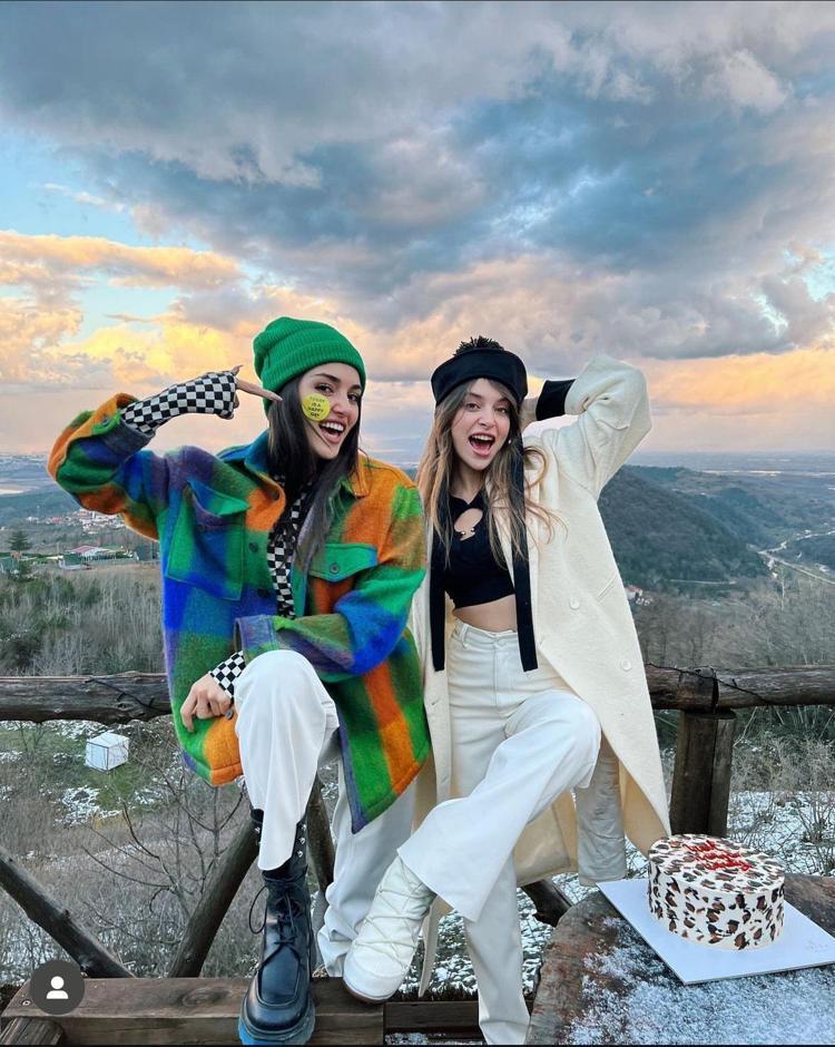 Hande Erçel ablası Gamze Erçel ile saç saça kavga etti