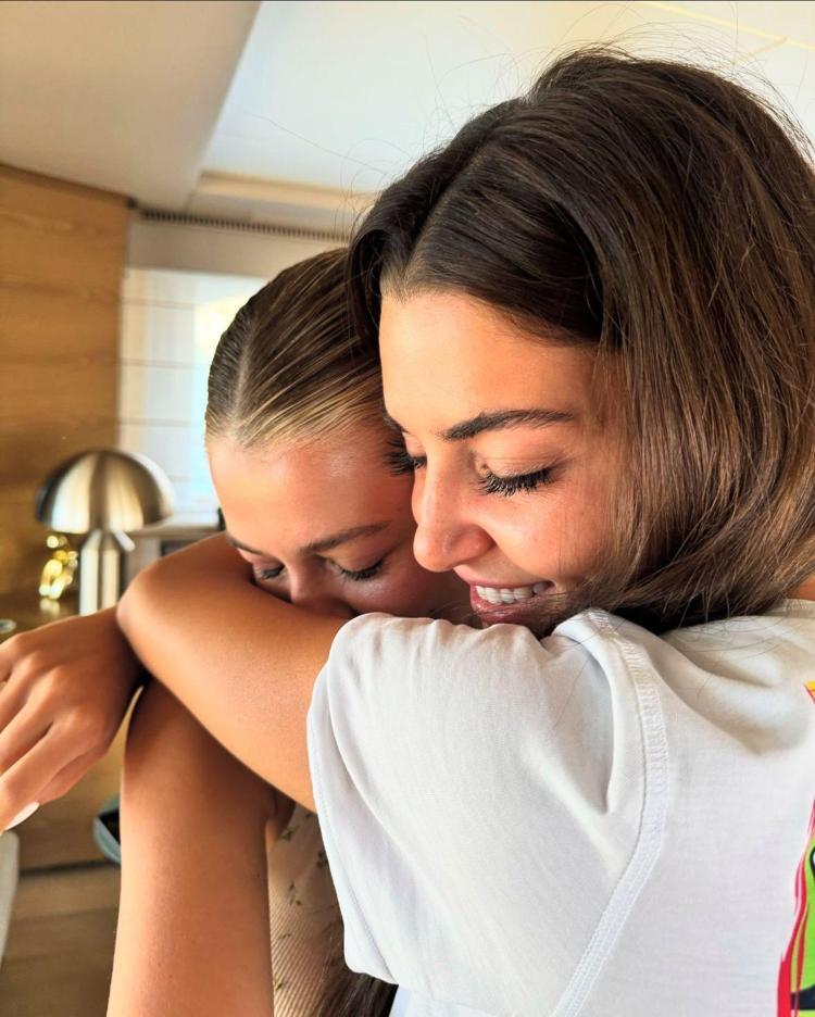 Hande Erçel ablası Gamze Erçel ile saç saça kavga etti