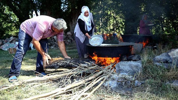 Kayseride kazanlar yakıldı Unutulmaya yüz tutmuş gelenek devam ettiriliyor: Lezzet ve şifa dolu gıdanın şenlikli yolculuğu